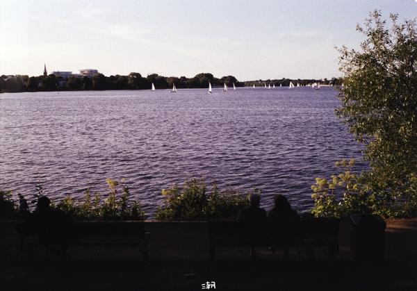  <br><br><strong>- Description: </strong> 汉堡的湖边