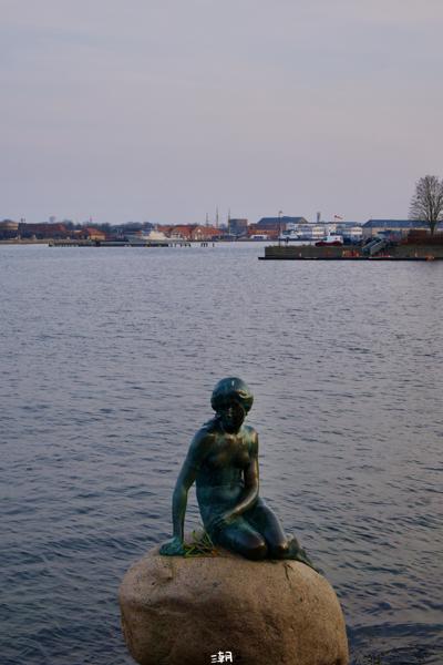  <strong>- Date</strong>: March 09, 2025 <br> <strong>- Exposure Time </strong>: 1/125 <br> <strong>- Focal Length </strong>: 67 mm <br> <strong> - ISO</strong>: 1000 <br> <br><br><strong>- Description: </strong> The Little Mermaid statue, much smaller than I thought.