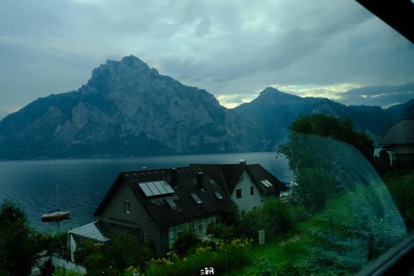  <strong>- Date</strong>: July 28, 2024 <br> <strong>- Exposure Time </strong>: 1/4000 <br> <strong>- Focal Length </strong>: 29 mm <br> <strong> - ISO</strong>: 1600 <br> <br><br><strong>- Description: </strong> 火车上看到的景色，用世外桃源来形容一点也不夸张