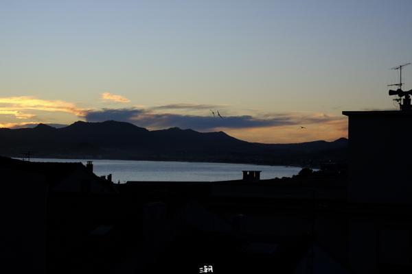  <strong>- Date</strong>: December 27, 2025 <br> <strong>- Exposure Time </strong>: 1/180 <br> <strong>- Focal Length </strong>: 68 mm <br> <strong> - ISO</strong>: 800 <br> <br><br><strong>- Description: </strong> 摩纳哥山上的日落