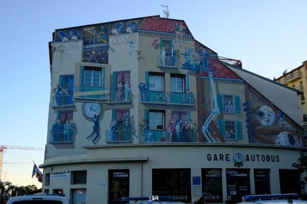  <strong>- Date</strong>: December 27, 2025 <br> <strong>- Exposure Time </strong>: 1/125 <br> <strong>- Focal Length </strong>: 42 mm <br> <strong> - ISO</strong>: 1250 <br> <br><br><strong>- Description: </strong> 戛纳的电影涂鸦