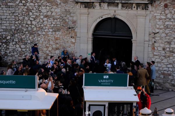  <strong>- Date</strong>: December 27, 2025 <br> <strong>- Exposure Time </strong>: 1/30 <br> <strong>- Focal Length </strong>: 68 mm <br> <strong> - ISO</strong>: 800 <br> <br><br><strong>- Description: </strong> 摩纳哥山顶上偶遇的婚礼散场