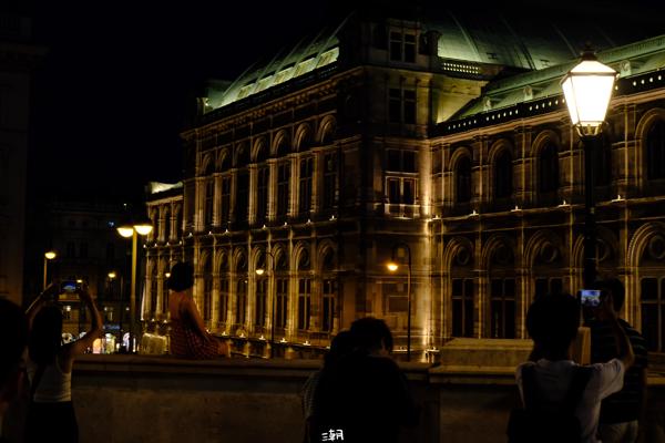  <strong>- Date</strong>: July 27, 2024 <br> <strong>- Exposure Time </strong>: 1/60 <br> <strong>- Focal Length </strong>: 58 mm <br> <strong> - ISO</strong>: 3200 <br> <br><br><strong>- Description: </strong> 热门打卡景点